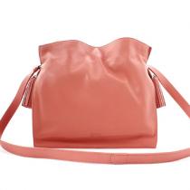 スゴイ人気美品 ロエベコピー バッグはデザインはシンプルで簡単ではありません，手に持...