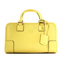 美品 注目作 美しさ ロエベ バッグ 値段が手巻きのバッグのデザインがもっと面白くて...