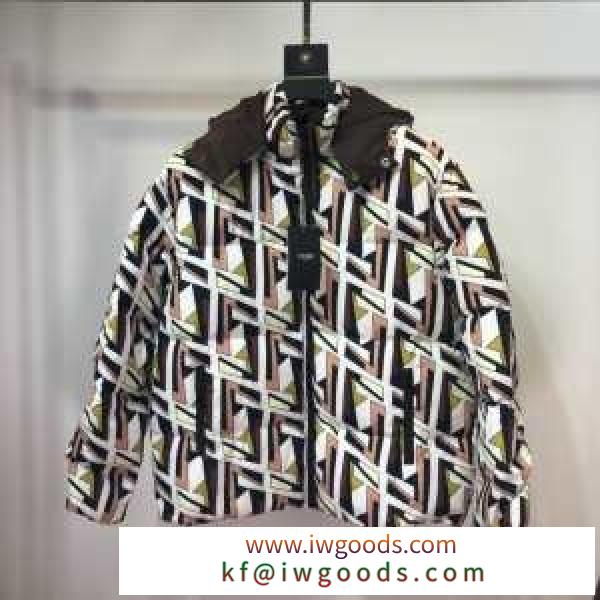 2色可選 FENDI 今年の冬のトレンドデザイン  ダウンジャケット 流行り廃りのないデザイン メンズ  フェンディ 美しいスタイルに仕上げたい iwgoods.com q8b8ja