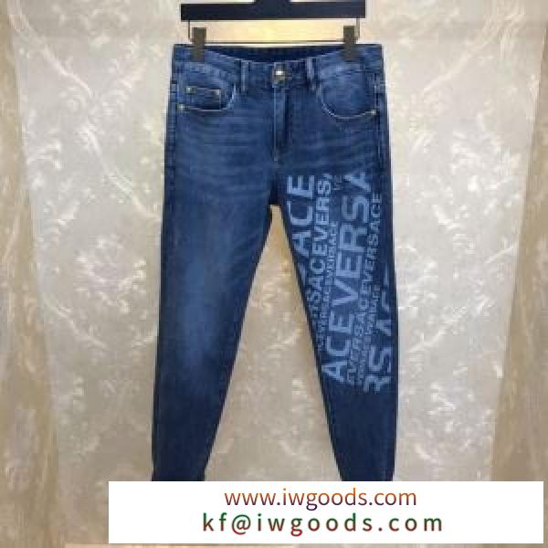 ヴェルサーチ日々のスタイルを軽やかにアップ  VERSACE 春夏大トレンドデザインジーンズ 上品な爽やかコーデに iwgoods.com f0jauC