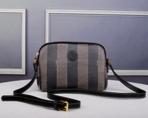 フェンディ FENDI 斜め掛けバッグ お手頃で人気上昇中秋冬新作 新生活をフレッシュに彩る2021秋冬新作 iwgoods.com H1jG1n-3