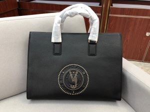 ゆったりきれいめスタイル新品  ヴェルサーチ 2022年秋冬のトレンドをカッコ良く押さえ VERSACE ハンドバッグ 保温の効果素晴らしい iwgoods.com jCmu8n-3