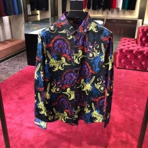 シャツ メンズ VERSACE 素敵で華奢な印象に ヴェルサーチ コピー 通勤通学 ブラック プリント ユニーク 2020限定 セール iwgoods.com iOXTHj-3