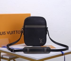 ユニークなキレイめを放つ新作 Louis Vuitton ルイ ヴィトン ショルダーバッグ コピー メンズ 大容量 通勤通学 日常 最低価格 iwgoods.com OLbaeC-3