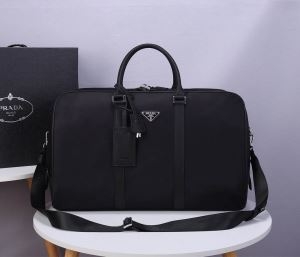 プラダ ショルダーバッグ コピー 大人っぽい装いにおすすめ メンズ PRADA デイリー ブラック 大容量 限定品 最高品質 iwgoods.com uum0fy-3