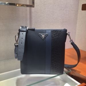 PRADA プラダ ショルダーバッグ レザー 余裕のあるコーデに挑戦 メンズ コピー ブラック 大容量 ストリート セール iwgoods.com fuiWDe-3