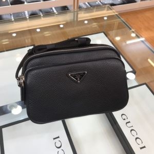 プラダ クラッチバッグ コピー スタイルをより優しく見え PRADA メンズ 日常 ブラック ロゴ入り ブランド セール iwgoods.com 9fiGju-3