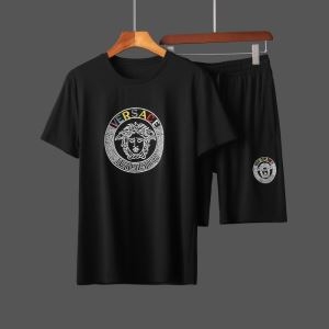 前衛的なスタイルで大注目 VERSACE Tシャツ 限定 ヴェルサーチ 服 メンズ コピー ブラック セットアップ ブランド 安い iwgoods.com 0Xriay-3