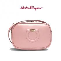 Salvatore FERRAGAMO 激安スーパーコピー カメラバッグ21-H006 0691326ピンク (新品) iwgoods.com:n285wp