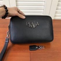 PRADA クラッチバッグ メンズ シンプルながらも個性を出す限定品 プラダ コピー 激安 ブラック ロゴ 通勤通学 ブランド 最安値 iwgoods.com 0Lreay