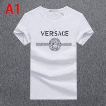 3色可選 ヴェルサーチこの時期の一番人気は  VERSACE ストリート感あふれ 半袖Tシャツ 2020モデル iwgoods.com 9PfGrC
