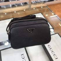 プラダ クラッチバッグ コピー スタイルをより優しく見え PRADA メンズ 日常 ブラック ロゴ入り ブランド セール iwgoods.com 9fiGju