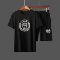 前衛的なスタイルで大注目 VERSACE Tシャツ 限定 ヴェルサーチ 服 メンズ コピー ブラック セットアップ ブランド 安い iwgoods.com 0Xriay