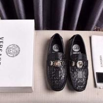 ナチュラルさん向けコーデ VERSACE ローファー ヴェルサーチ 靴 サイズ メンズ コピー ブラック 2020SS 日常 限定セール iwgoods.com 8LXT5f-1