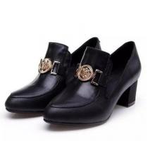 クロムハーツ 女性のお客様靴ポインテッドトゥ 太ヒール ミドルヒール 厚底 金具最新ブランドコピーを大人気